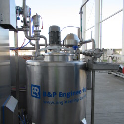 Pasteurizer with a tubular exchanger and an automatic dispenser of cleaning agents
