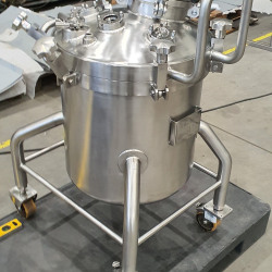 Mobile 100 litre reactors for drug production
