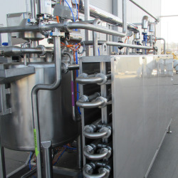 Pasteurisierungsanlage mit einem Rohrwärmetauscher und einem automatischen Waschmittelspender